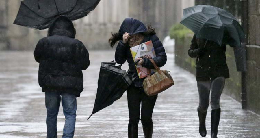 Frío, lluvia, tormentas y viento fuerte hoy en A Coruña