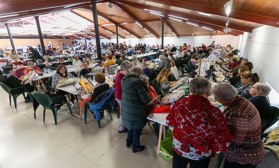 La Xuntanza de Labores Artesanais consigue reunir a cuatrocientas “palilleiras” en Betanzos