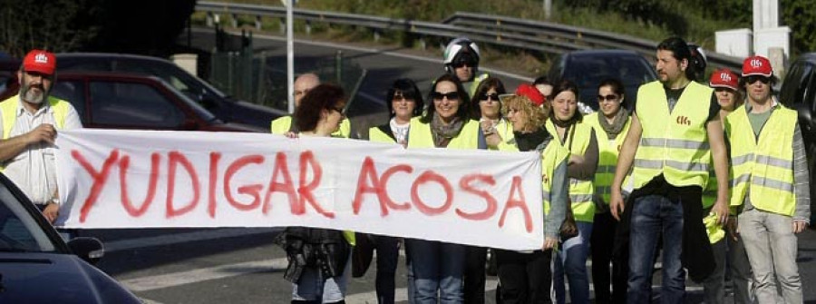 Un grupo de trabajadores marcha por Alfonso Molina como acto de protesta