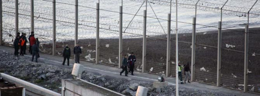 Llega a nado a una playa de Ceuta el primer subsahariano tras la avalancha