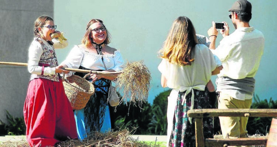 Centenares de personas rinden un homenaje a la música popular de principios del siglo XX en Arteixo