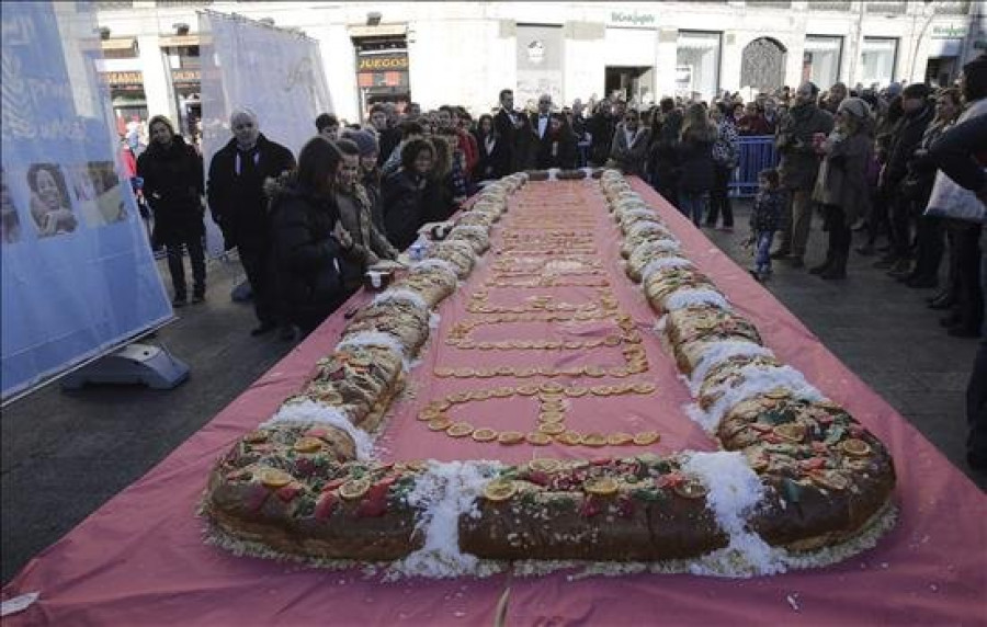 Aldeas Infantiles reparte 10.000 raciones de roscón solidario en la Puerta del Sol de Madrid