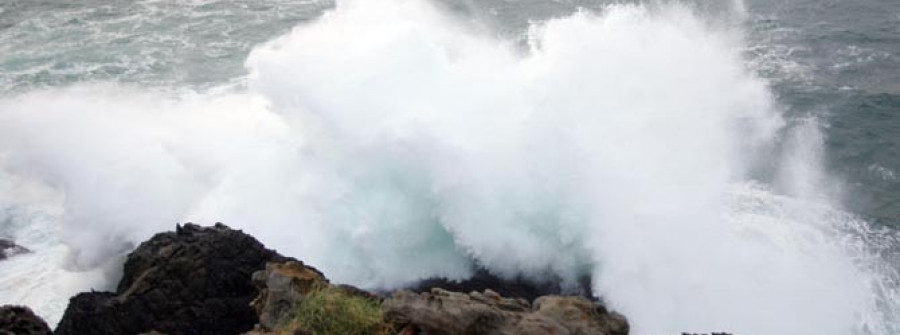 OLEIROS-Las condiciones del mar impiden hallar  al percebeiro que desapareció en Dexo