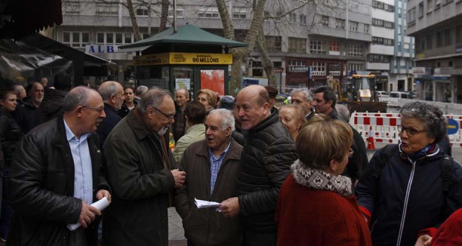 Más de 30 vecinos se concentran en San Vicente en protesta por la obra