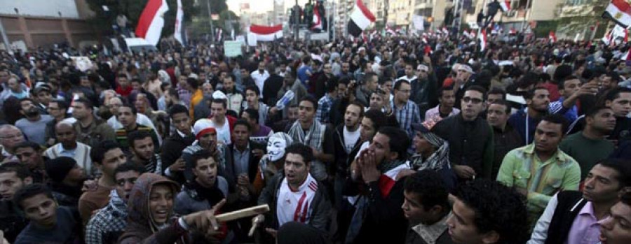 Mursi modifica el acta que blinda sus poderes, pero no logra acallar las protestas de la oposición