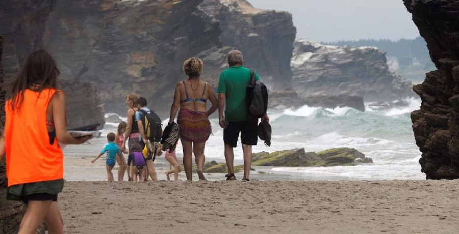 Casi 80.000 personas visitaron 
en julio la playa de As Catedrais