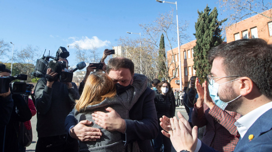 Sánchez arropa a Illa y el soberanismo cede el protagonismo a sus presos