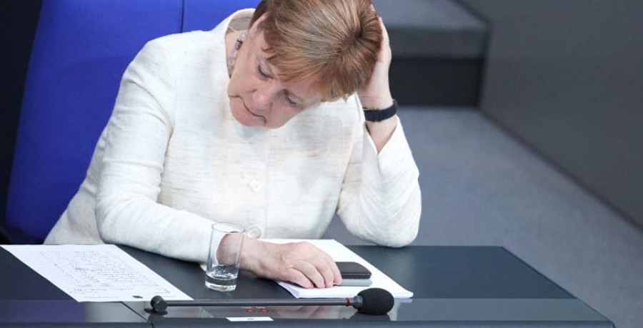 Merkel vuelve a sufrir un visible temblor corporal