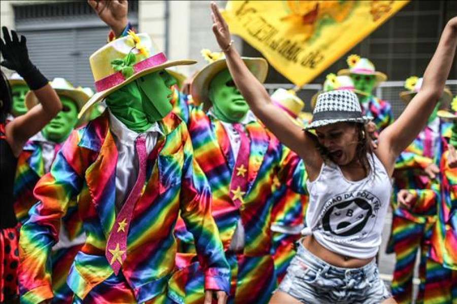 Una multitud festeja el aniversario de Río con el bloco más antiguo de la ciudad