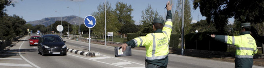 Tráfico sanciona a un conductor en Gran Canaria por hablar con su acompañante