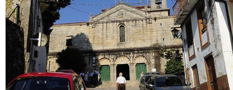 La iglesia de Os Remedios se engalana para recibir a centenares de romeros