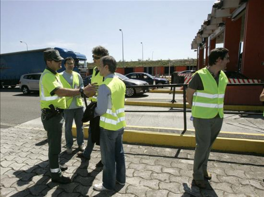 Reparten panfletos en la AP-9 contra la subida de los peajes