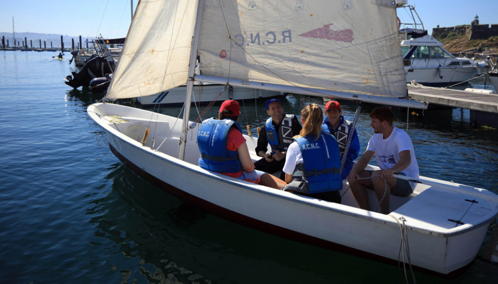 Izar las velas por ocio, ilusión y pasión por el mar