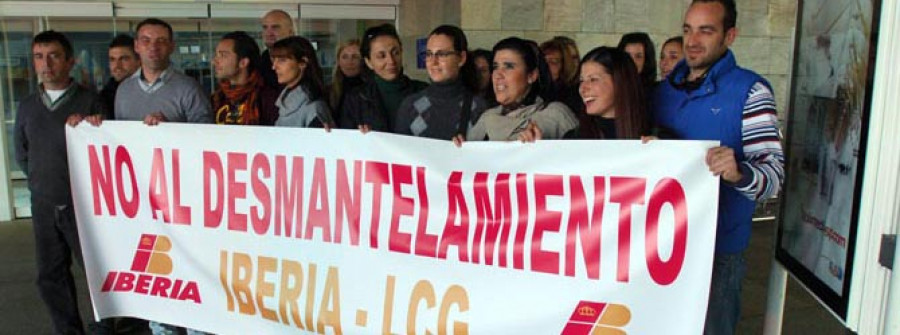 Los sindicatos estiman que Iberia podría despedir a 15 empleados de Alvedro en el marco de su ERE