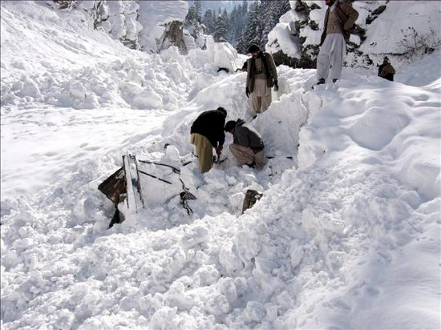 Al menos 135 soldados sepultados por un alud de nieve en Pakistán