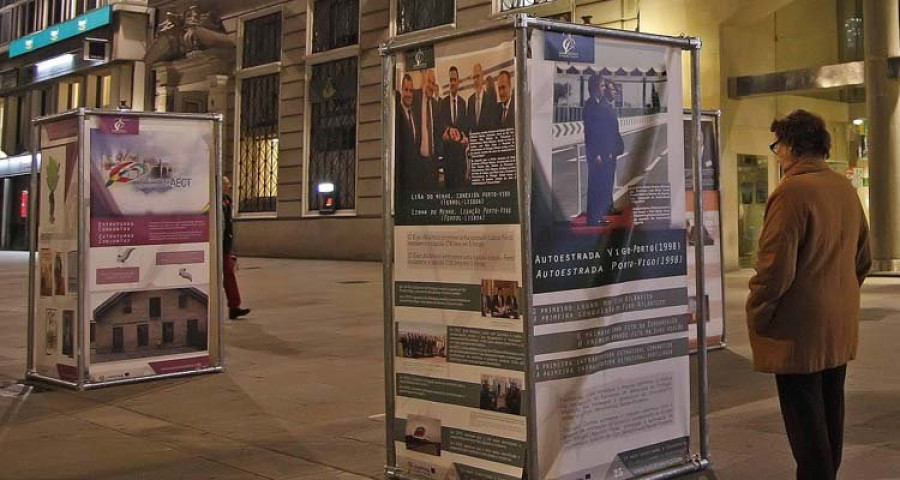 El Obelisco acoge una exposición fotográfica como homenaje a los 25 años del Eixo Atlántico