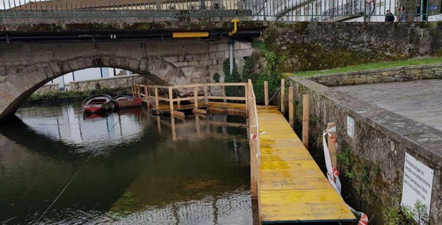La concesionaria del servicio cambia  las tuberías de agua de A Ponte Vella