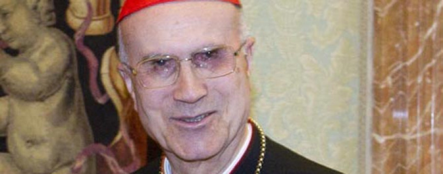 El cardenal Bertone define a quienes le acusaron como “una red de cuervos y de víboras”