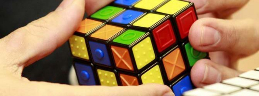 La ONCE presenta un cubo de Rubik adaptado a ciegos, con figuras geométricas en relieve