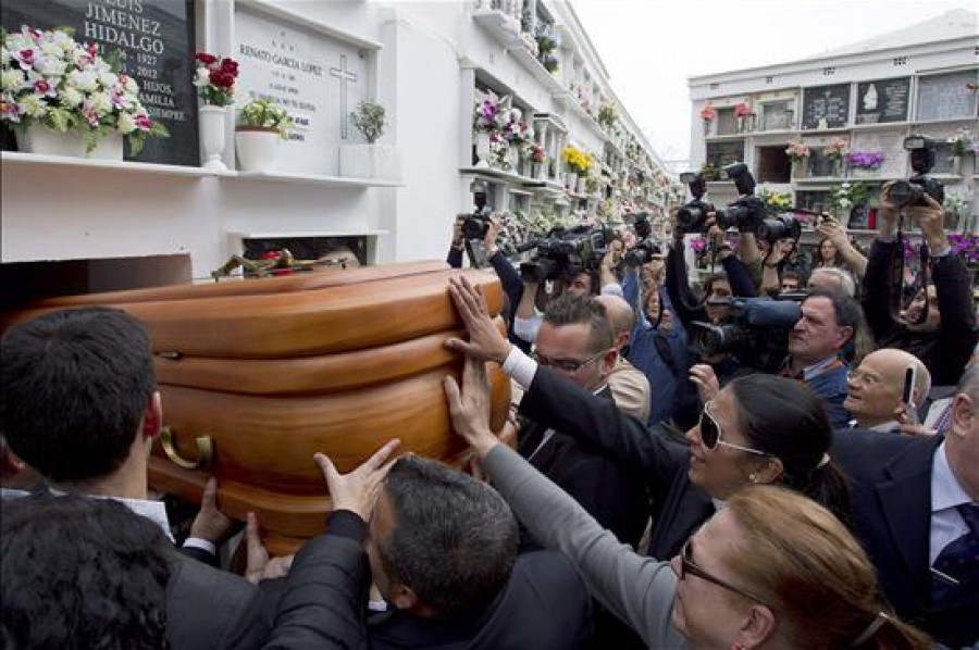 Miles de personas despiden a Marifé de Triana en Torremolinos