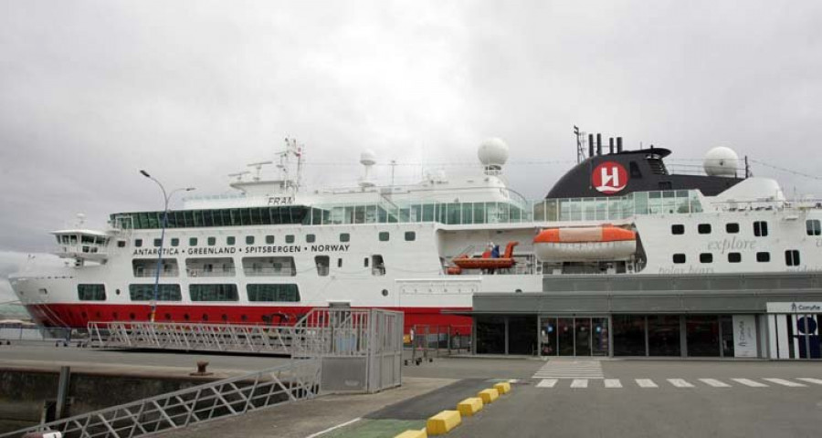 Atraca en el puerto un barco en una escala de su viaje a la Antártida