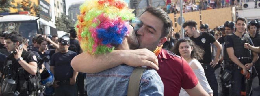 La Policía dispersa por la fuerza la manifestación gay de Estambul