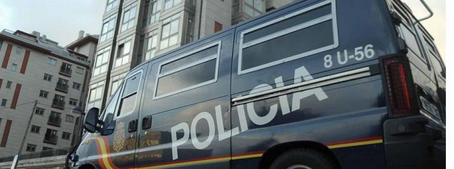 Un clan de Penamoa deja el edificio de A Silva tras aumentar la presión policial