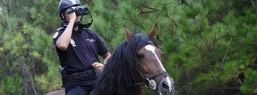 FERROL-Agentes de la Policía Nacional vigilan a caballo las zonas de riesgo de incendio durante el verano