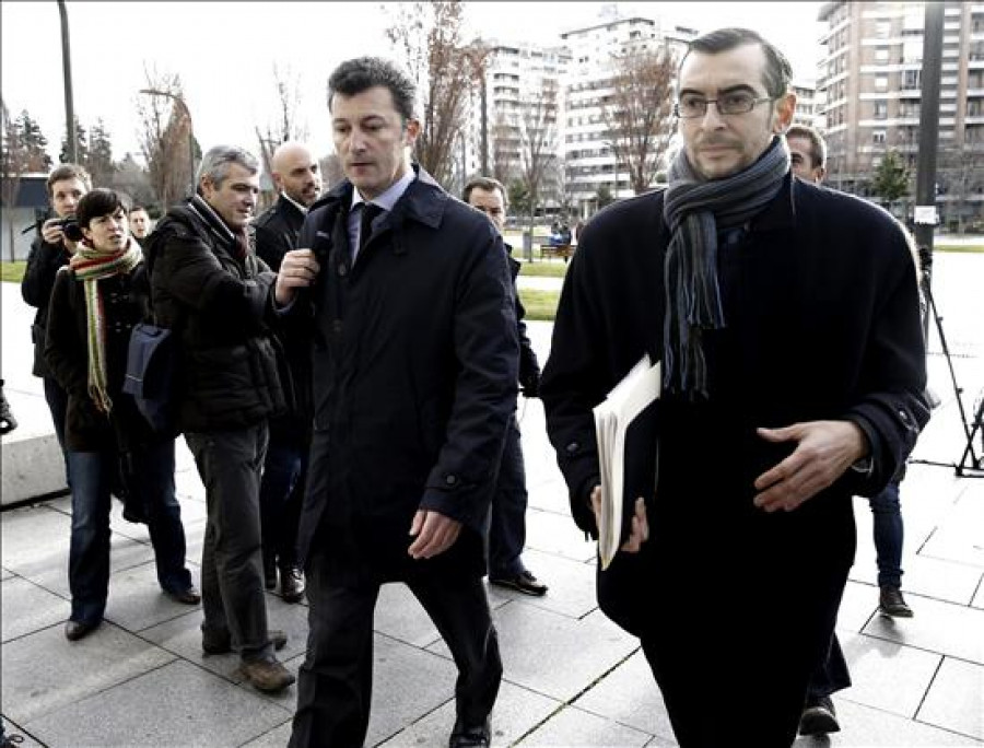 Santiago Cervera entrega sus ordenadores y móviles al juez que investiga el supuesto chantaje