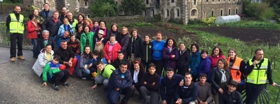 CAMBRE - Un grupo de cambreses visitaban ayer la localidad lucense de Samos y su monasterio benedictino