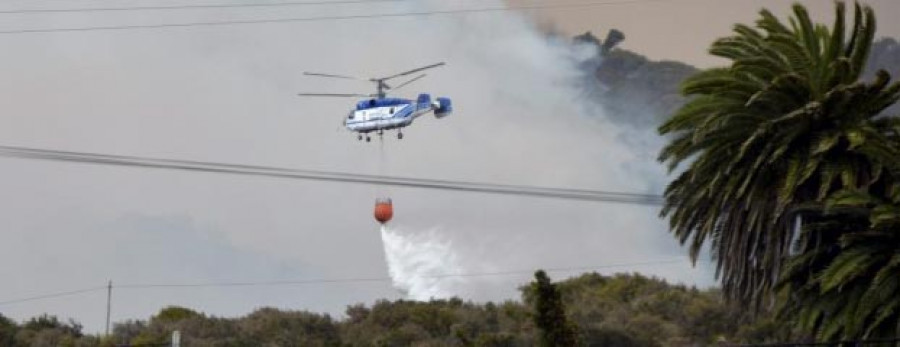 Cinco helicópteros tratan de sofocar las llamas en un incendio en La Palma