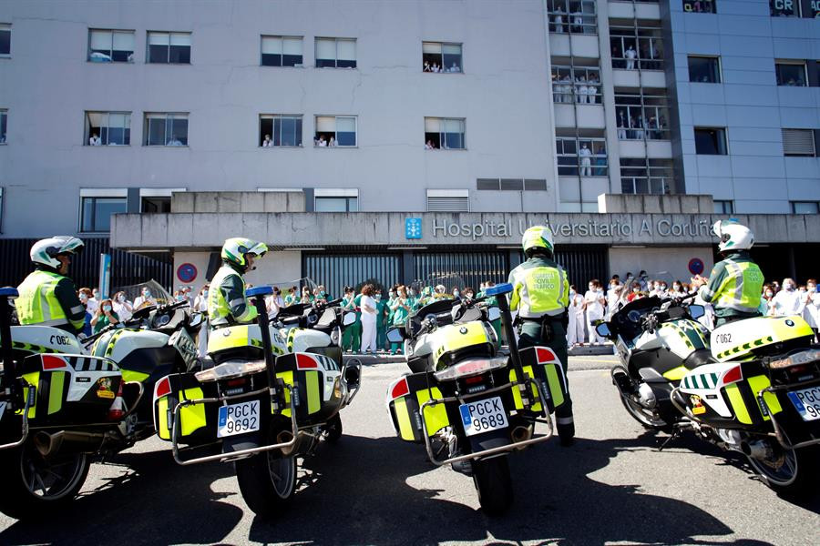 Homenaje de policías a sanitarios en A Coruña: "Este virus lo vamos a parar"