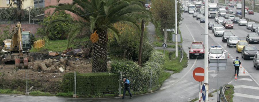 Cortan el tráfico para talar los árboles de la casa desalojada la semana pasada