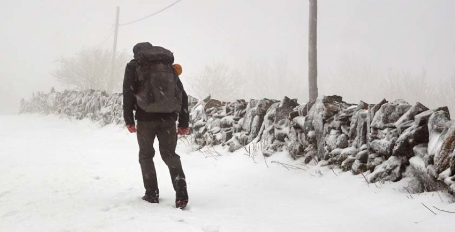 La nieve y el hielo provocan decenas de incidencias en las carreteras gallegas