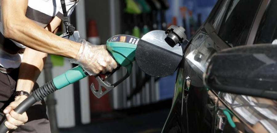 Los carburantes ahondan en sus precios mínimos del verano al caer más de un 1%