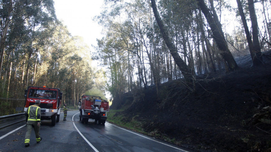 Un indendio en Santa Cruz de Mondoi obliga a cortar la circulación en la carretera entre Betanzos y Curtis