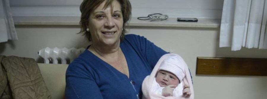 El primer bebé del año en la ciudad es una niña de 3,7 kilos llamada Carmen