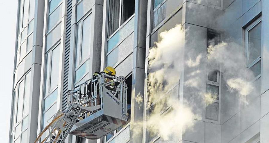 Un incendio deja dos intoxicados 
y un piso inhabitable en Os Mallos