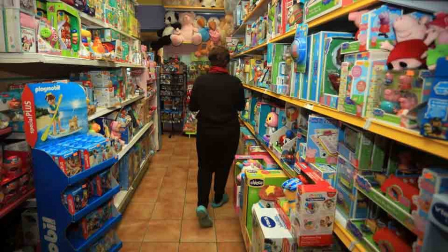 Guardia Civil y Policía Local revisarán antes de Reyes los juguetes a la venta en Arteixo