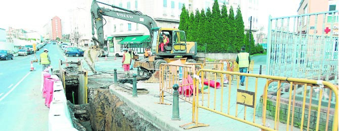 Excavan cinco kilómetros para enterrar la torreta eléctrica del Castro de Elviña