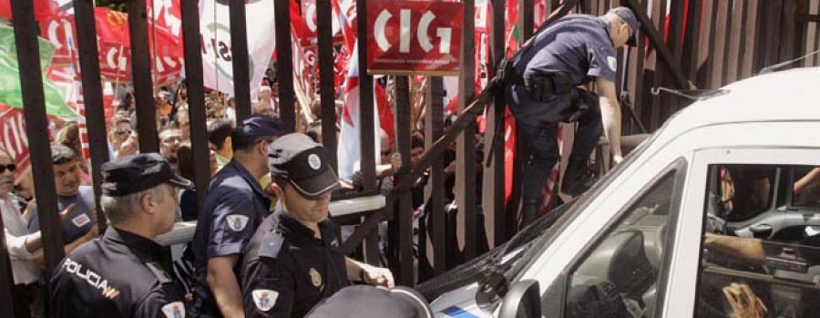 Intentan entrar en el Parlamento en protesta contra los recortes a los funcionarios