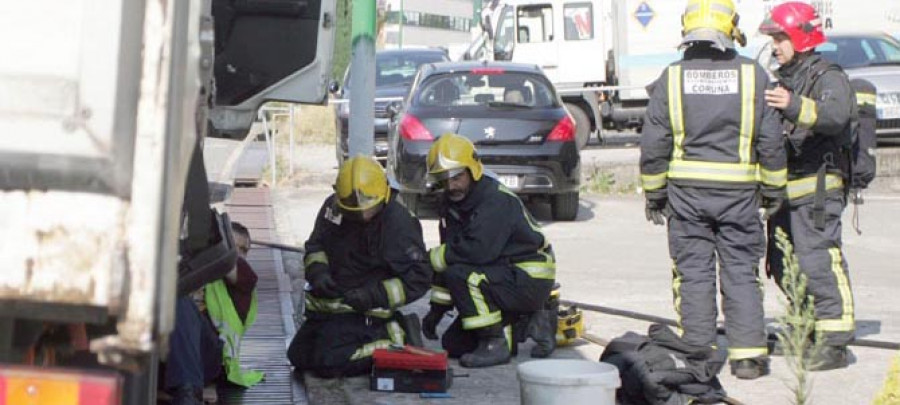 Un camión vierte gasóleo en Pocomaco tras rozar el depósito con la red de pluviales