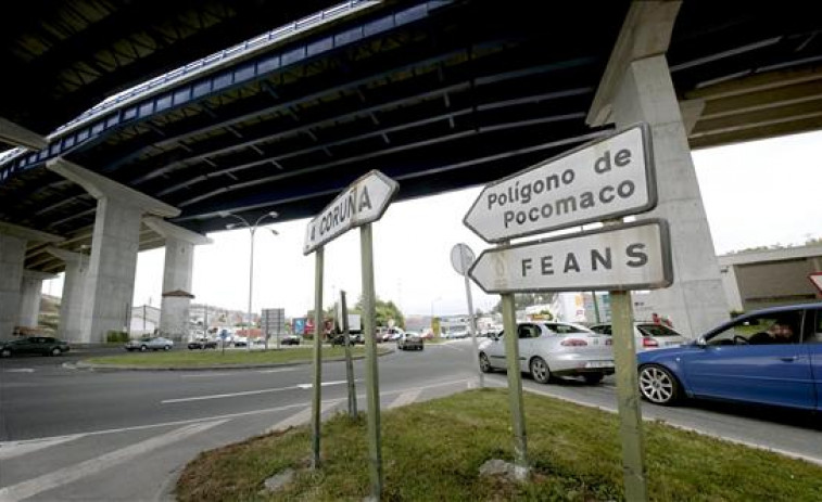 Una persona resulta herida al chocar dos coches en el polígono de Pocomaco