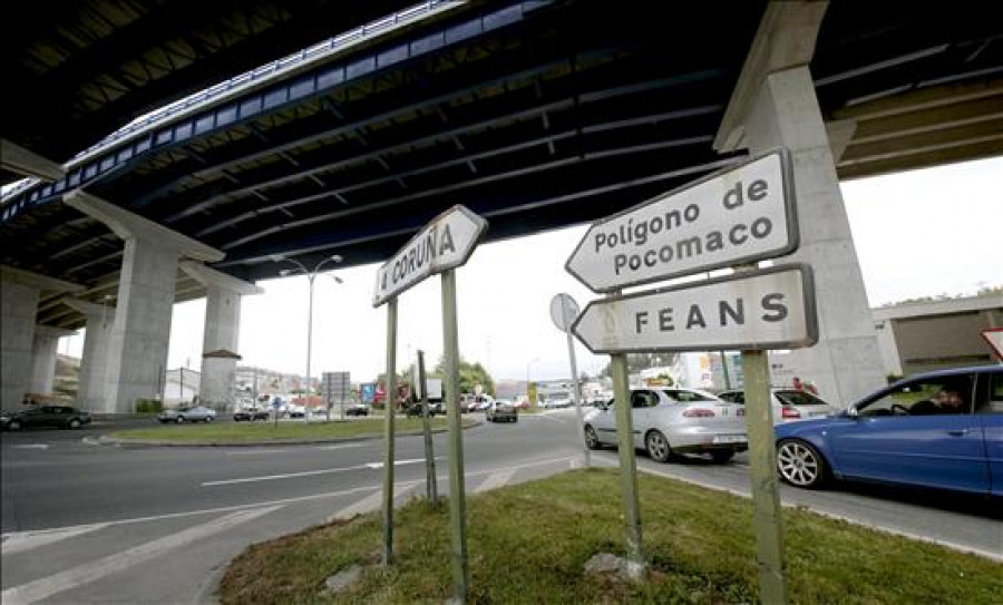 Una persona resulta herida al chocar dos coches en el polígono de Pocomaco