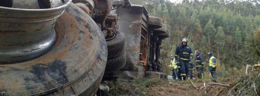 El vuelco de un camión obliga a cortar el tráfico entre Galicia y Asturias