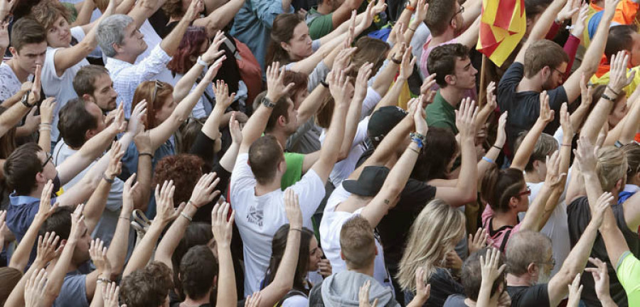 Decenas de miles de personas protestan contra las cargas del 1-O