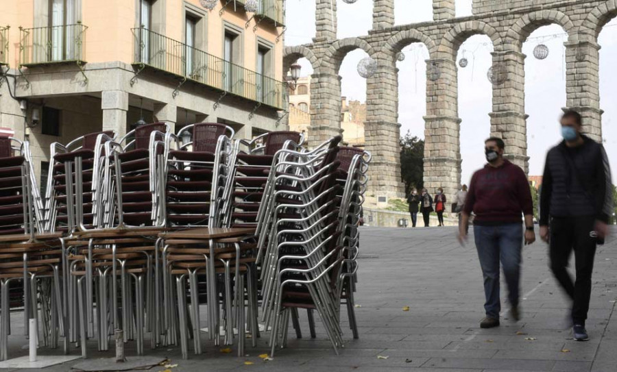 España afronta el fin de semana con las medidas más duras desde marzo y suma 300 muertes más