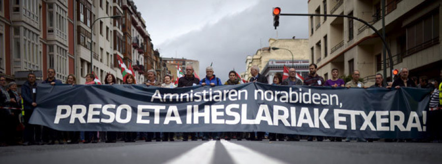 Una caravana de 400 furgonetas cruza Bilbao para exigir el fin de la dispersión de los presos de ETA