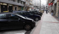 Vecinos y comerciantes de la calle del Alcalde Lens critican el aparcamiento en batería