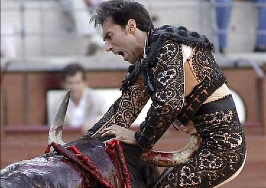Fernando Cruz sufre dos cornadas graves: una en el muslo y otra en el vientre